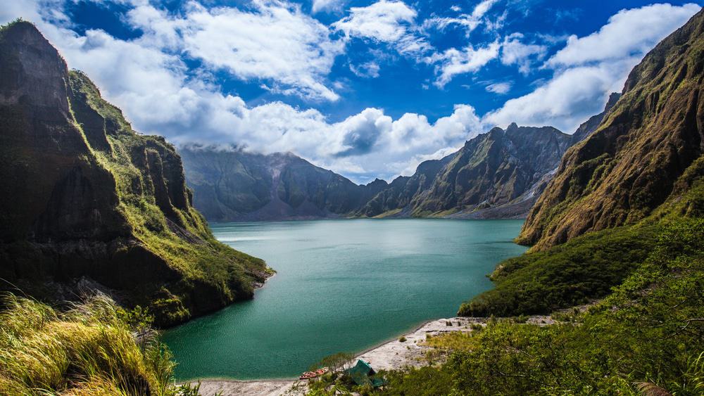 mount pinatubo tempat wisata di Filipina